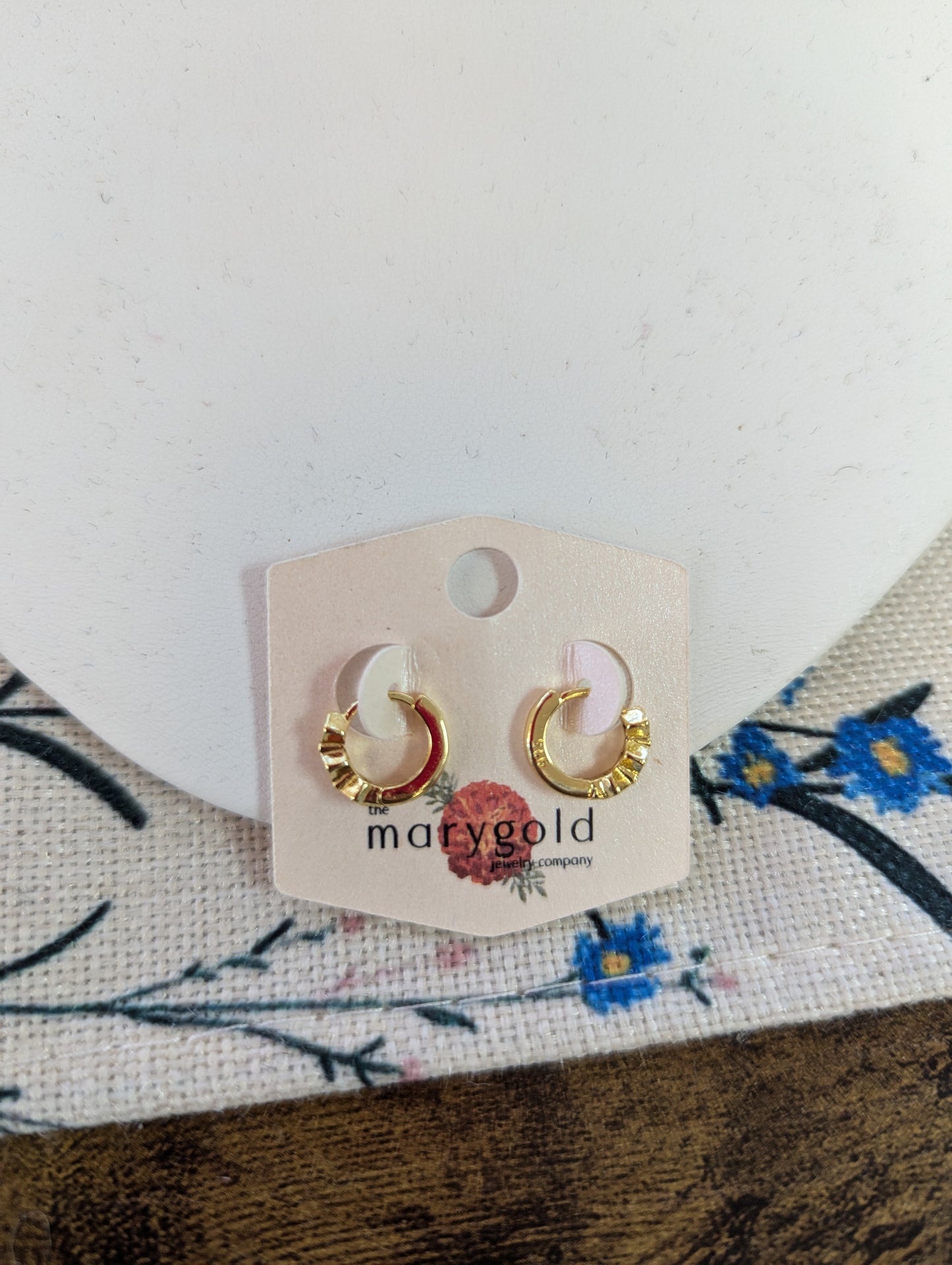 Mini 3 Stone Huggie E034